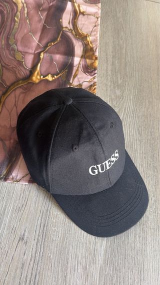 Cappellino nero Guess