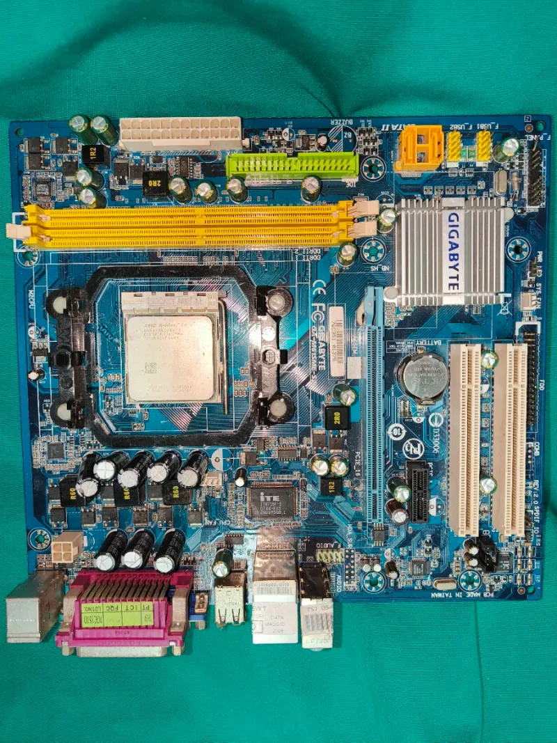 Placa base Gigabyte GA-M61SME-S2