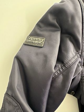 Chaqueta Superdry azul marino e interior rosa