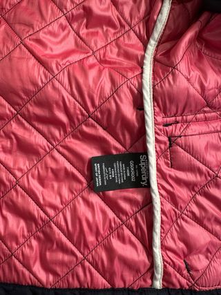 Chaqueta Superdry azul marino e interior rosa