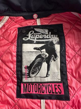 Chaqueta Superdry azul marino e interior rosa