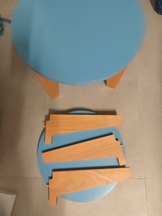 Dos mesas auxiliares redondas iguales