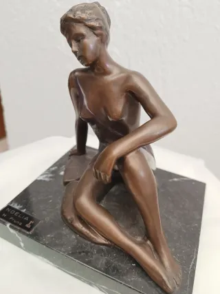 Figura femenina bronce M.Pruna sobre mármol