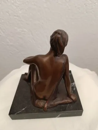 Figura femenina bronce M.Pruna sobre mármol