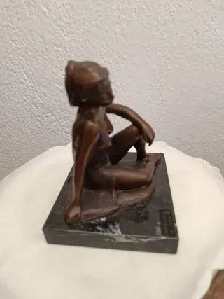 Figura femenina bronce M.Pruna sobre mármol