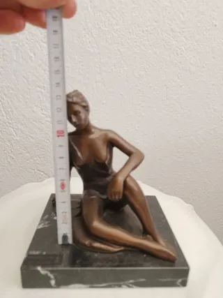Figura femenina bronce M.Pruna sobre mármol