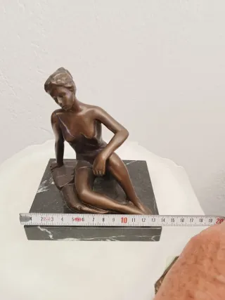 Figura femenina bronce M.Pruna sobre mármol