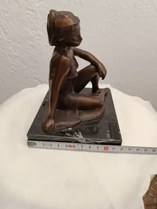 Figura femenina bronce M.Pruna sobre mármol