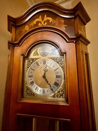 Reloj de pie antiguo de madera