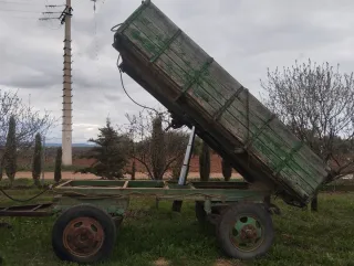 Remolque agrícola basculante