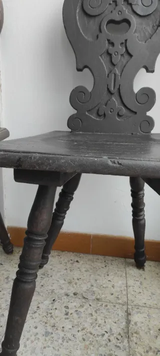 Juego de 2 sillas antiguas de madera