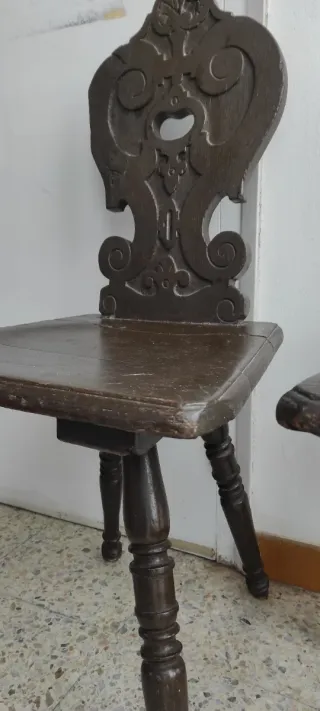 Juego de 2 sillas antiguas de madera