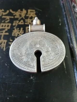 Colgante y broche de plata