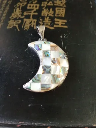 Colgante y broche de plata