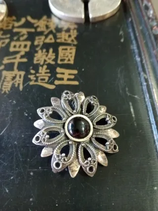 Colgante y broche de plata