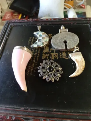 Colgante y broche de plata