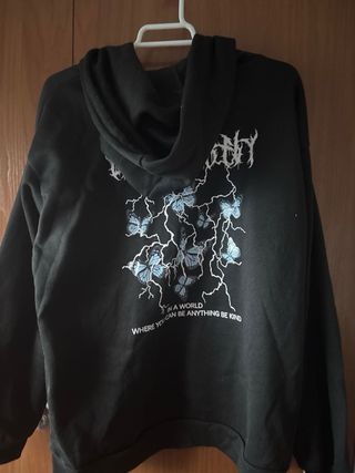 Sudadera negra con capucha