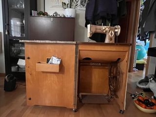 Máquina de coser Singer antigua con mueble