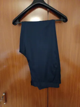 Traje azul marino y camisa celeste