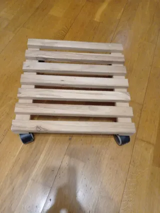 Soporte para macetas con ruedas de madera