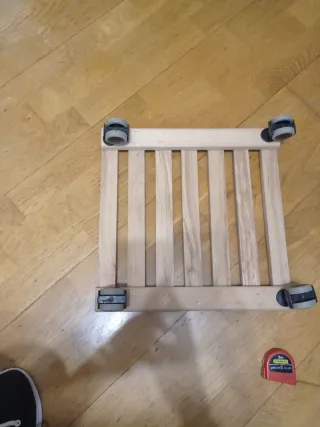 Soporte para macetas con ruedas de madera
