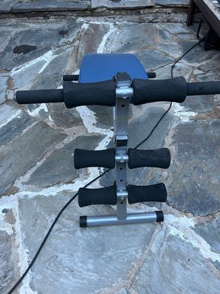 Banco de abdominales y gimnasio