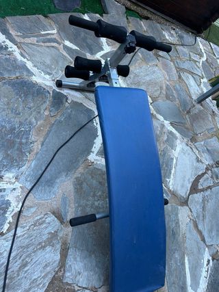 Banco de abdominales y gimnasio