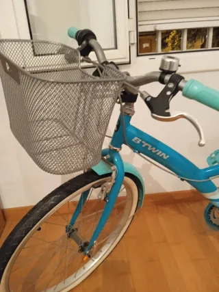 Bicicleta BTWIN azul claro con marchas