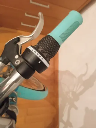 Bicicleta BTWIN azul claro con marchas
