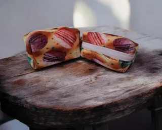 Monederos hechos a mano con diseño de macarons