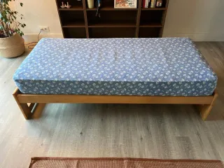 Estructura llit de fusta amb somier