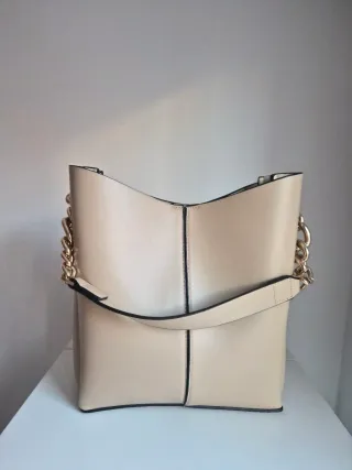 Bolso Sfera beige con cadena dorada