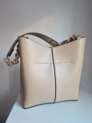 Bolso Sfera beige con cadena dorada