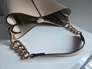 Bolso Sfera beige con cadena dorada