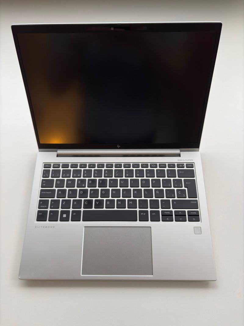 HP EliteBook 830 G10 en perfecto estado