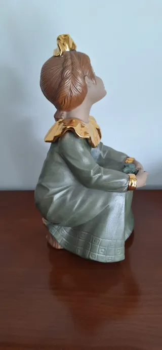 Figura de porcelana niña dorada. Marco Giner