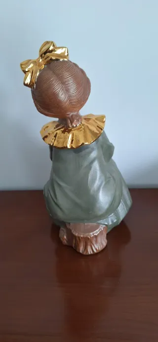 Figura de porcelana niña dorada. Marco Giner