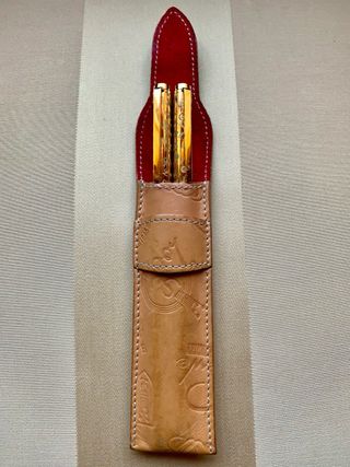 Bolígrafo y lápiz Loewe dorados con grabados