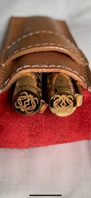 Bolígrafo y lápiz Loewe dorados con grabados