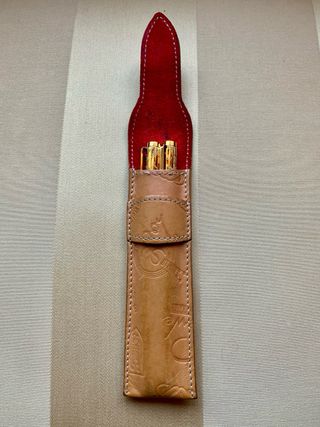 Bolígrafo y lápiz Loewe dorados con grabados