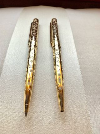 Bolígrafo y lápiz Loewe dorados con grabados