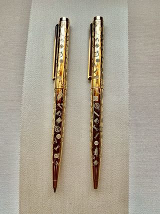 Bolígrafo y lápiz Loewe dorados con grabados