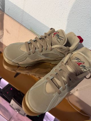 Zapatillas Jordan Beige y Rojo Nuevas