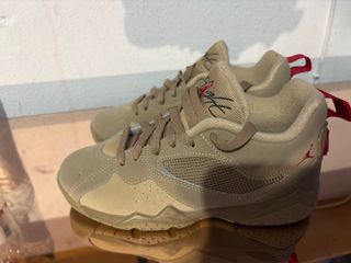 Zapatillas Jordan Beige y Rojo Nuevas