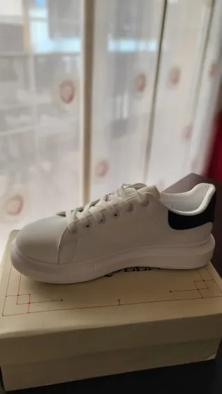 Zapatillas deportivas blancas y negras