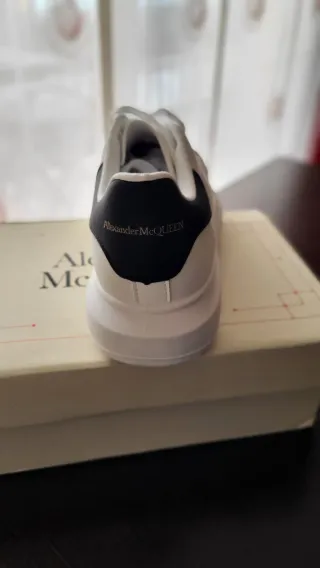 Zapatillas deportivas blancas y negras