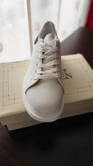 Zapatillas deportivas blancas y negras