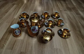 Juego de té/café dorado con escenas. Porcelana.