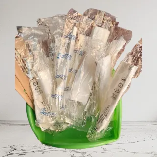 Set 12 posate con portatovaglioli in omaggio