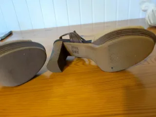 Zapatos de tacón Vesmartin beige y marrón